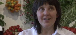 "Sarkanos importa bumbuļus grūti nosaukt par tomātiem"': intervija ar tomātu audzētāju Elgu Bražūni