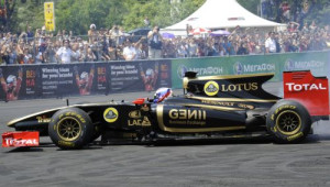 Video: "Lotus Renault" formula izpilda Krievijas himnu