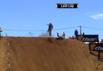 Video: Karro un MX1 klases līderi piedzīvo smagus kritienus