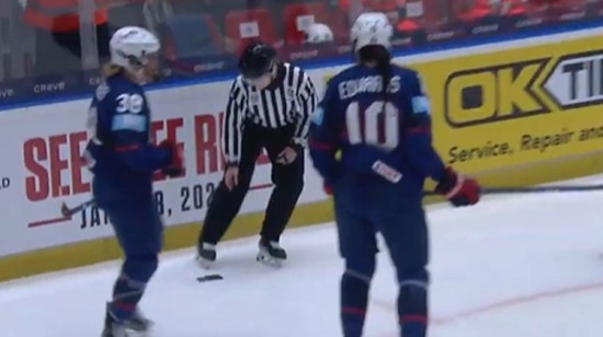 Video: ASV spēlētāja pasaules čempionāta ceturtdaļfinālā uz ledus pazaudē…telefonu