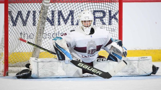 Latvijas U-18 hokejisti PČ sāk ar uzvaru bullīšos pār norvēģu vienaudžiem