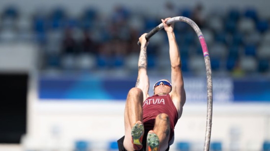 Kreišs izcīna Latvijai vienīgo universiādes medaļu un pamēģina arī rekorda augstumu