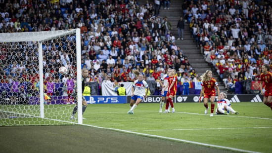 Anglietes iztur pasaules čempioņu uzbrukumus un pendelēs notur Eiropas kroni