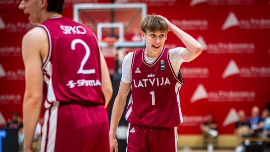 Latvijski košarkarji U18 šokirali Litvo in se uvrstili v četrtfinale evropskega prvenstva