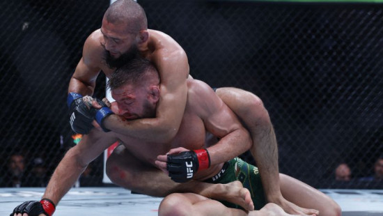 Čimajevs sakauj du Plesi un kļūst par UFC čempionu