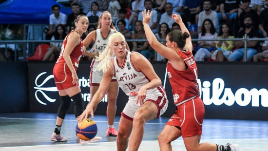 Latvijas 3x3 basketbolistes Pasaules sērijas turnīrā sasniedz pusfinālu