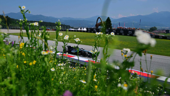 Rasels notur "Ferrari" un Verstapena uzbrukumus, triumfējot Austrijā
