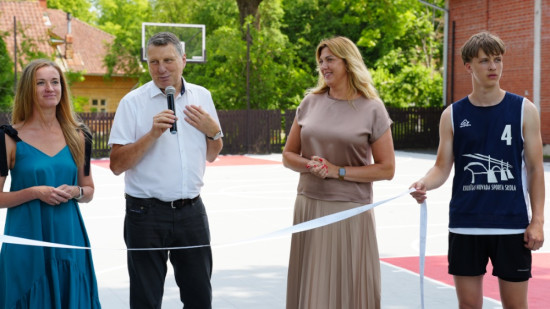Kuldīgā atklāj FIBA standartiem atbilstošu āra basketbola laukumu