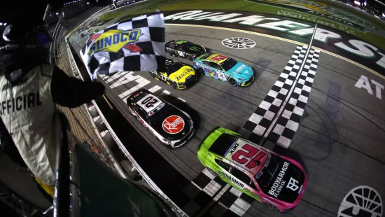Video: NASCAR posms finišē divos naktī, dramatisku uzvaru izcīna Bleinijs