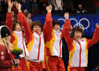 Ķīnietes ar pasaules rekordu triumfē šorttreka stafetē