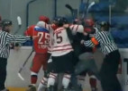 Video: Kautiņā hokeja laukumā iesaistās līdzjutējs