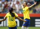 Video: Brazīlijā futbolu skaisti spēlē arī sievietes