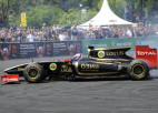 Video: "Lotus Renault" formula izpilda Krievijas himnu