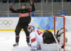 Kanādas hokejistes titula aizstāvēšanu sāk ar 69 metieniem un uzvaru