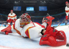 Ķīnai vīriešu OS hokeja debijā kāviens no ASV, Kanāda sagrauj vicečempioni