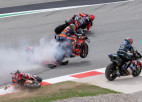 Video: "MotoGP" vadošais braucējs iespaidīgā kritienā izvairās no traumām