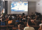 Video: Basketbola laikā dzīve apstājas – Līvānu 1. vidusskola uzgavilē Dāvja Bertāna tālmetienam