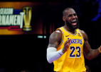 Lebrona septiņi tālmetieni palīdz ''Lakers'' atspēlēties no -21 un pārspēt ''Clippers''