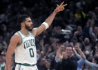 "Celtics" pagarinājumā uzvar "Timberwolves" un labo rekordu, "Thunder" pārspēj "Heat"