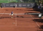 Video: Tenisists izsper caurumu tiesneša "tornī" un tiek diskvalificēts