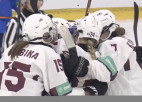 Video: Latvijas sieviešu hokeja izlasei pirmā uzvara