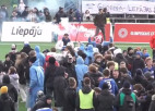 Video: "Grobiņas" futbolisti triumfu Kurzemes derbijā nosvin kopā ar faniem laukumā