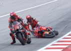 Video: "MotoGP" čempions <i>nobīstas</i> no konkurenta un nokrīt