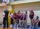 U18 meitenes sagādā Rūdolfam Rozītim dāvanu dzimšanas dienā