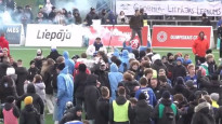 "Grobiņas" futbolisti triumfu Kurzemes derbijā nosvin kopā ar faniem laukumā