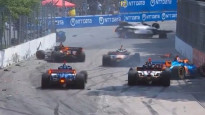 "IndyCar" sacensības Toronto ielās pārtrauc pēc vairāku mašīnu sadursmes