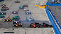 Video: "IndyCar" dubultposmā Milvokī trasē uzvar O'Vards un Makloklins