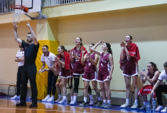 U18 meitenes sagādā Rūdolfam Rozītim dāvanu dzimšanas dienā