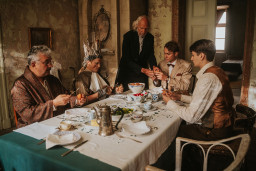 Nākamnedēļ pirmizrādi piedzīvos daudzsēriju filma “Pansija pilī”