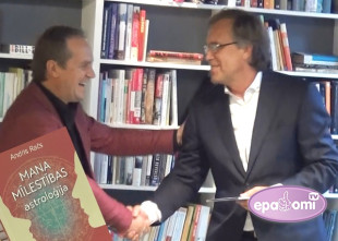 Video: Astropsihologs Andris Račs prezentē grāmatu un saņem dāvanā Rača albumu