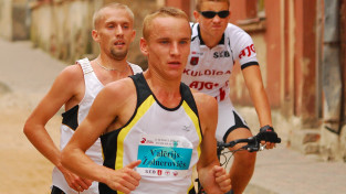 Latvijas rekordisti Žolnerovičs un Prokopčuka skries Kuldīgas pusmaratonā