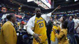 NBA <i>play-in</i>: "Lakers" tiksies ar čempioni "Nuggets", "Warriors" sezona beigusies
