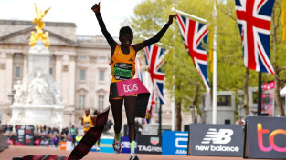 Kenijiete Jepčirčira Londonas maratonā labo pasaules rekordu sievietēm