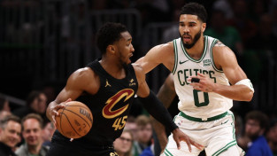 Mičels un "Cavaliers" dominē otrajā puslaikā, "Celtics" zaudē sērijas otro spēli