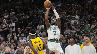 Brauns ar tālmetienu <i>izrauj</i> pagarinājumu, "Celtics" Austrumu finālu sāk ar uzvaru