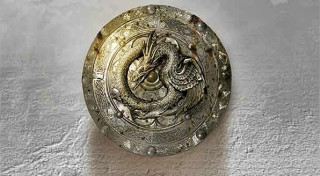 Klajā nāk sāgas “Troņu spēle” jaunākās grāmatas tulkojums – “Deja ar pūķiem”