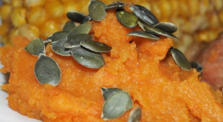 Burkānu, balto biešu un saldo kartupeļu biezenis