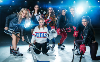Foto: Dāmas gozējas Sieviešu hokeja līgas kalendārā