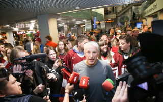 Foto: Latvijas hokejisti atgriežas no pasaules čempionāta