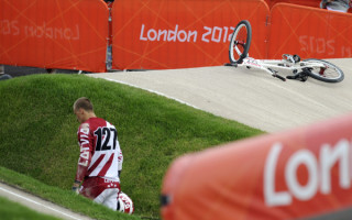 Foto: Mūsējie Londonā: kritiens BMX trasē, asaras Olimpiskajā stadionā