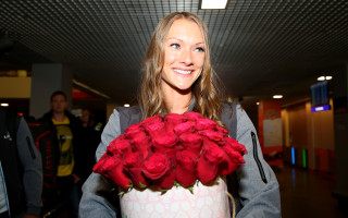 Foto: Ikaunieci-Admidiņu lidostā sagaida ar sarkanām rozēm