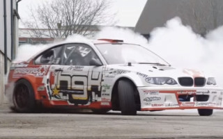 Video: Blušs ar 1000 Zs jaudīgu auto driftē Liepājas ostā