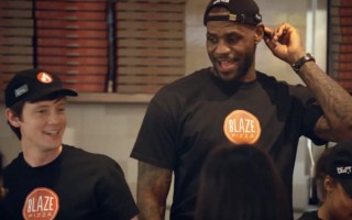 Video: Lebrons Džeimss maina vārdu un izmēģina darbu picērijā