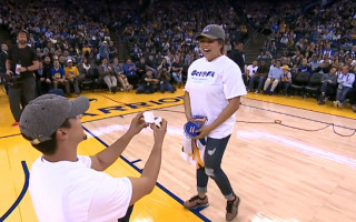 Video: "Warriors" fans mača pārtraukumā bildina draudzeni