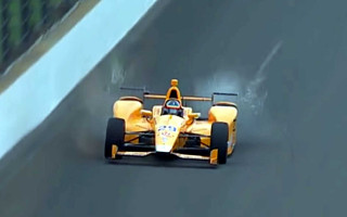 Video: Alonso Indianapolisas trasē vienlaicīgi notriec divus putnus