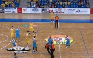 Video: Čehijā basketbolists ar galvu iesit tiesnesim, soģis dramatizē kritienu